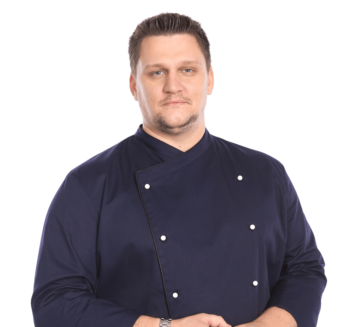 Chef cofetar decorând un desert fin